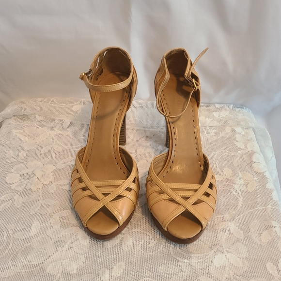 Very loved Gianni Bini Neutral high heel - Picture 4 of 7
